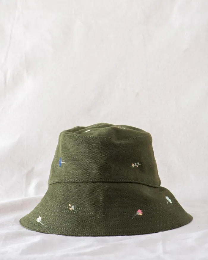 Hats Women039s The Great The Bucket Hat Army With Tossed Floral Embroidery