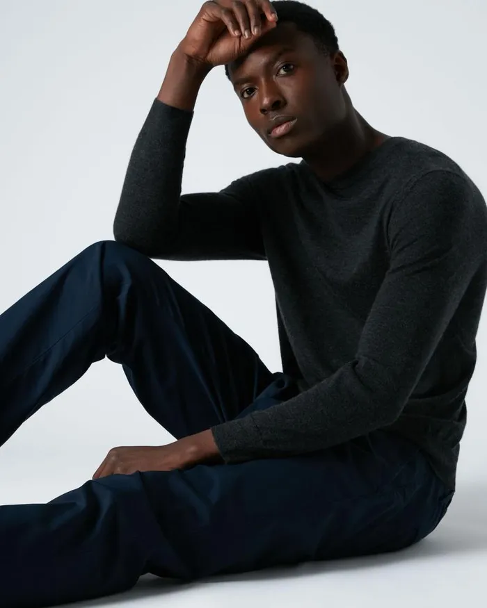 NPeal Jumpers Men Covent Fine Gauge Cashmere Round Neck Jumper Dark Charcoal Grey