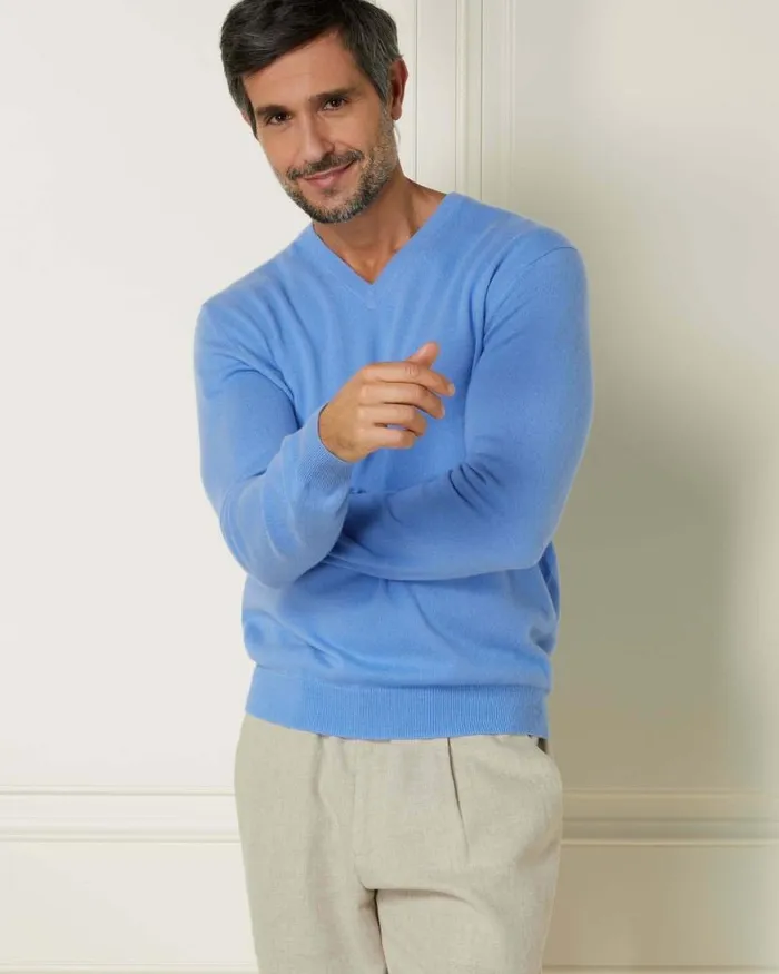 NPeal Jumpers Men The Burlington V Neck Cashmere Jumper Atlas Blue