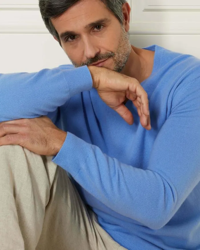 NPeal Jumpers Men The Burlington V Neck Cashmere Jumper Atlas Blue