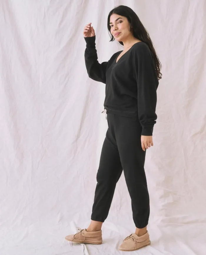 Tops Women039s The Great The VNeck Sweatshirt Almost Black